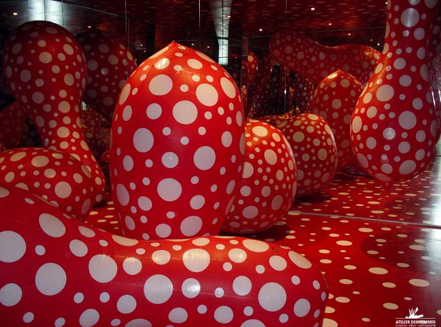 Installation de structures gonflables – YAYOI KUSAMA